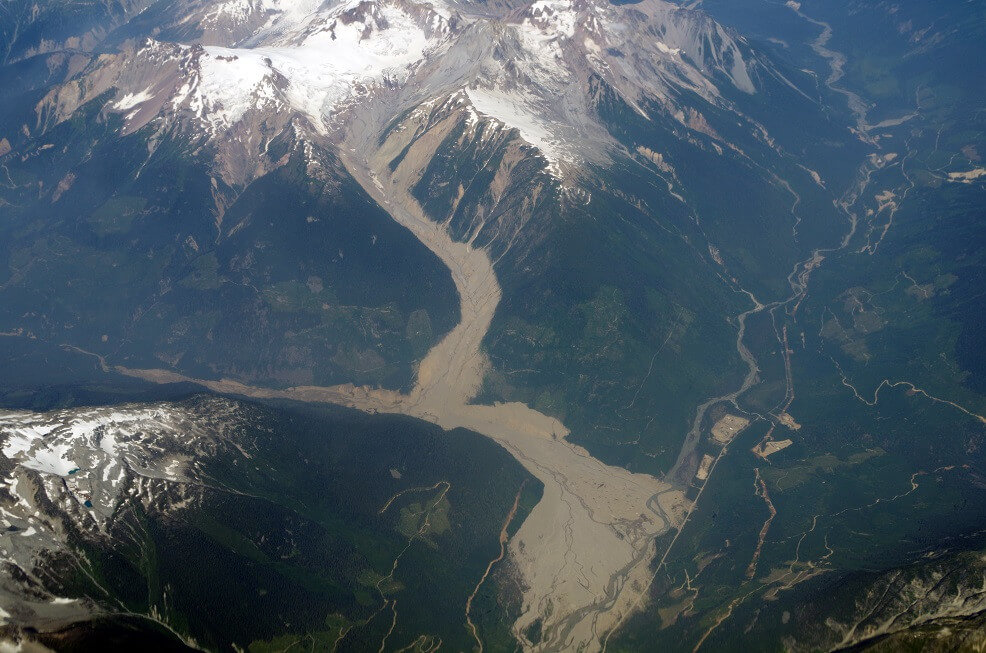 Image of the valley affected by the Mount Meager landslide, which temporarily blocked Meager Creek and significantly altered the landscape.Photo: Tim Gage, CC BY-SA 2.0 https://creativecommons.org/licenses/by-sa/2.0, via Wikimedia Commons: https://commons.wikimedia.org/wiki/File:2010_Mount_Meager_landslide.jpg