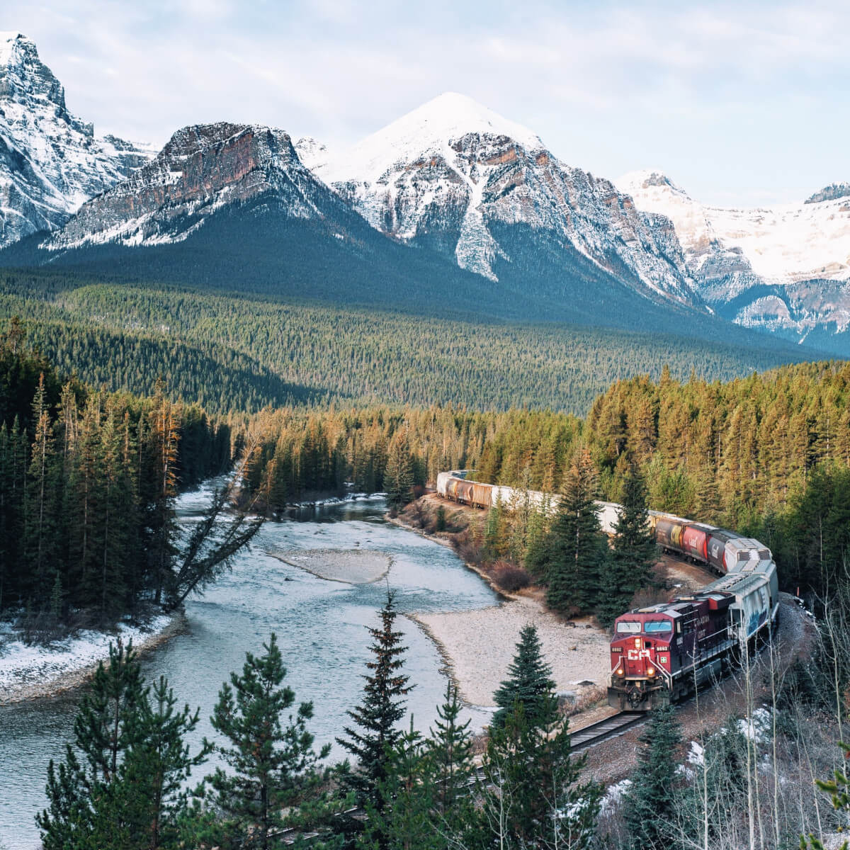 Morant’s Curve is a well-known scenic viewpoint in Canada, located near Lake Louise. In this section, the Bow River makes a sharp bend alongside the Canadian Pacific Railway tracks. It serves as a clear example of how certain railway infrastructures pass through geologically complex areas with potential landslide risks.