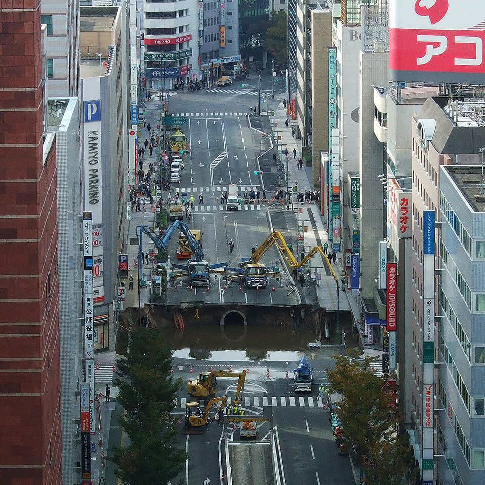 Giant sinkhole in Hakata (Fukuoka), Japan. Photo: Muyo, CC BY-SA 4.0 via Wikimedia Commons https://commons.wikimedia.org/wiki/File:Hakata_sinkhole_20161109.jpg