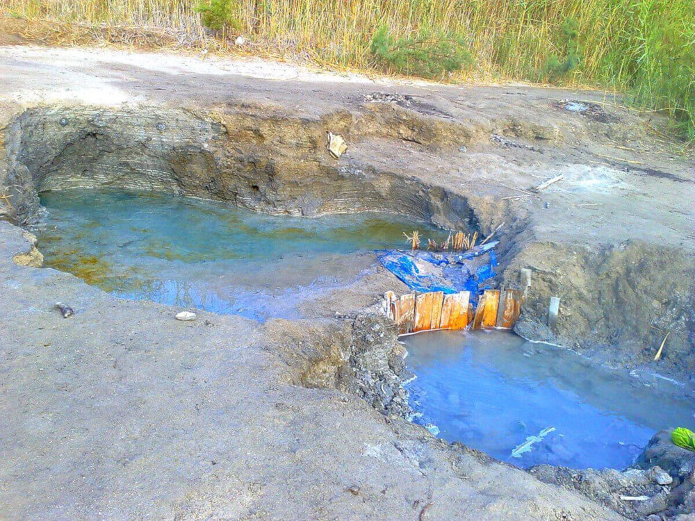 Sinkhole at the Dead Sea, Israel. Photo: שרון שלמה, Public domain, via Wikimedia Commons https://commons.wikimedia.org/wiki/File:PikiWiki_Israel_14532_Dead_Sea_sinkholes.jpg