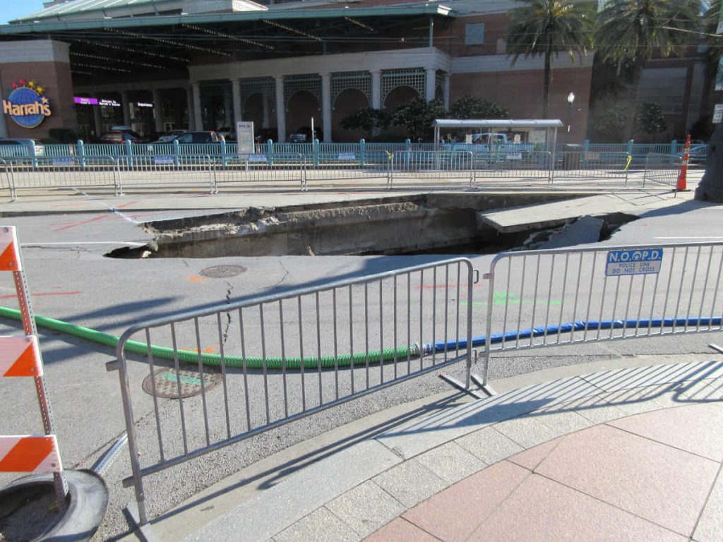 Sinkhole in New Orleans, United States. Photo: Infrogmation of New Orleans, CC BY-SA 4.0 via Wikimedia Commons https://commons.wikimedia.org/wiki/File:Sinkhole_de_Mayo_2016_New_Orleans_28.jpg