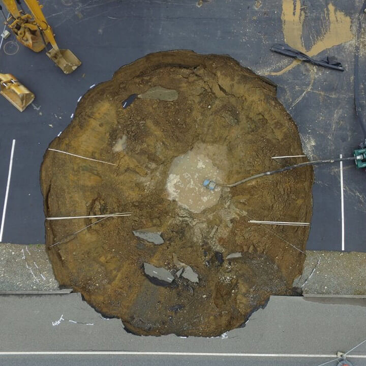 Giant sinkhole in the middle of the roadway in the United States. Photo: Oregon Department of Transportation, CC BY 2.0 via Wikimedia Commons https://commons.wikimedia.org/wiki/File:Sinkhole_in_Harbor,_Oregon_3.jpg