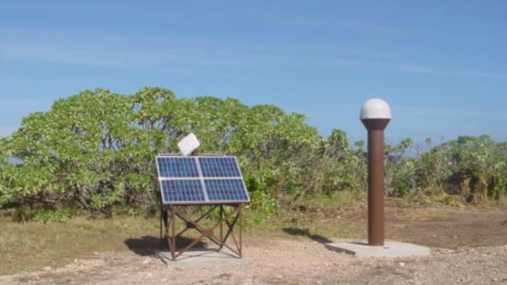 Punto de control geodésico equipado con tecnología GNSS en Minami-Tori-shima, empleado para estudios de deformación del terreno y apoyo a misiones satelitales.