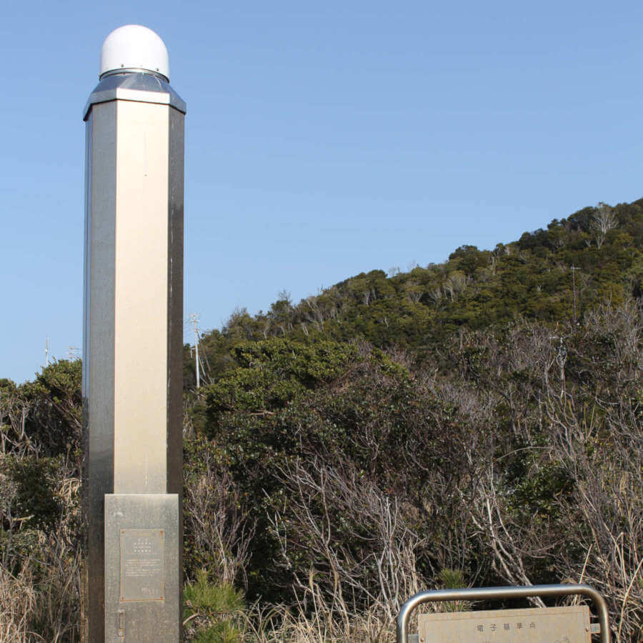 Estación de control basada en GNSS (Toba2) situada en la isla Kami, ciudad de Toba, prefectura de Mie (Japón), utilizada para el seguimiento preciso de movimientos terrestres.
