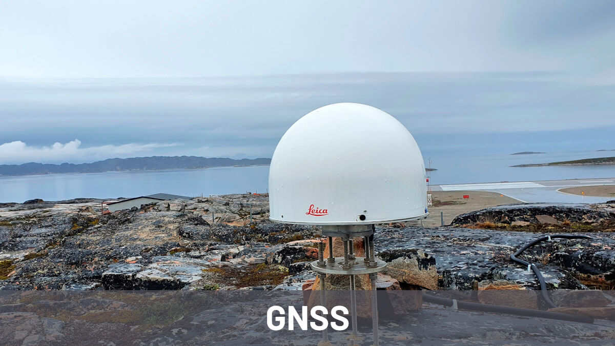Explora el Sistema Global de Navegación por Satélite (GNSS), sus aplicaciones clave, características principales y su uso conjunto con la tecnología satelital InSAR.