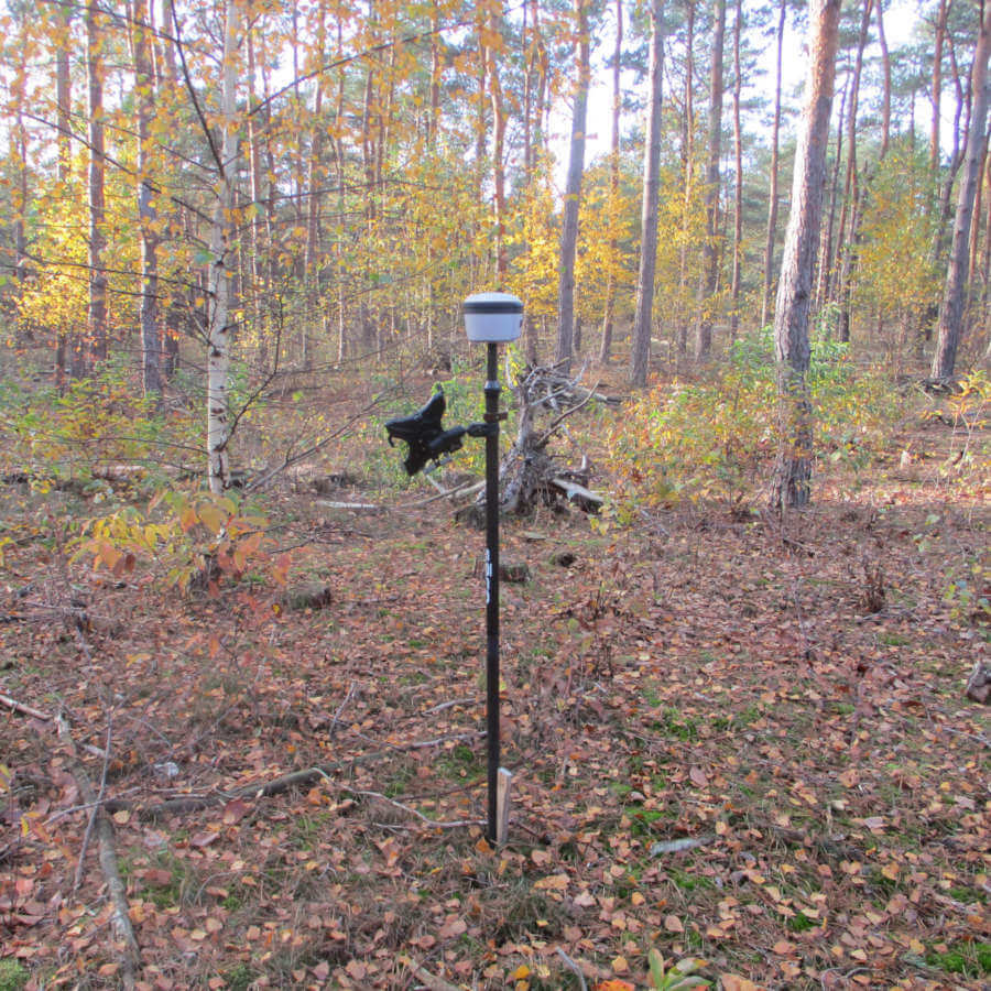 Receptor GNSS ubicado en Hoogengraven, utilizado para capturar señales satelitales y proporcionar datos de posicionamiento de alta precisión.