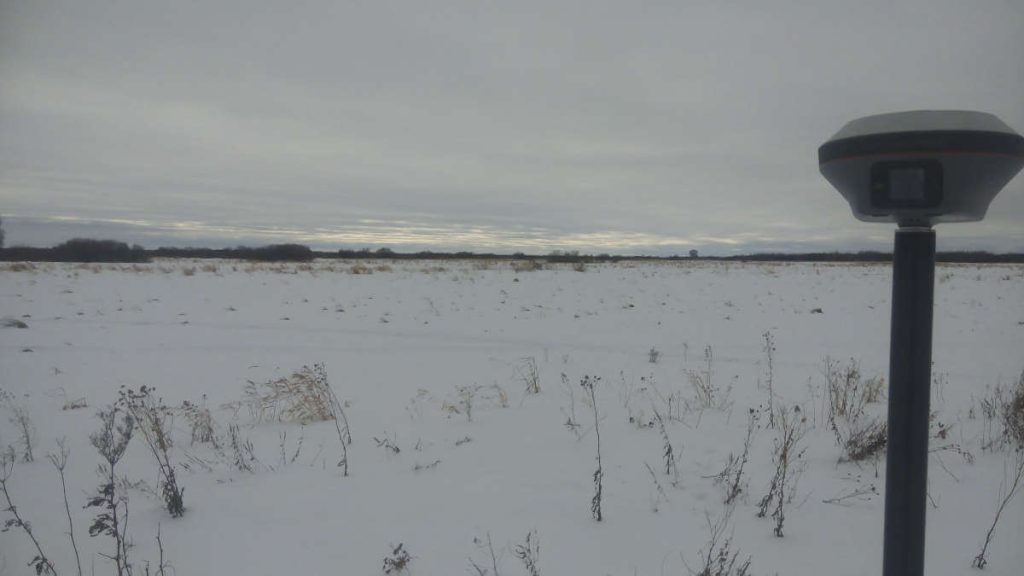 Trabajo de levantamiento geodésico en la llanura aluvial del río Kotorosl, en la región de Yaroslavl, con el objetivo de analizar el terreno y sus posibles cambios.