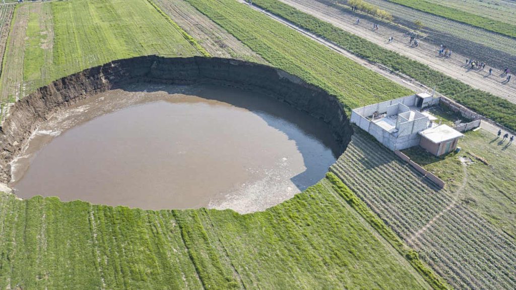 Sinkhole gigante en Puebla, México. Foto: Juan Carlos Sánchez Díaz, CC BY-SA 2.0, via Wikimedia Commons https://commons.wikimedia.org/wiki/File:Socav%C3%B3n_de_Santa_Mar%C3%ADa_Zacatepec.jpg