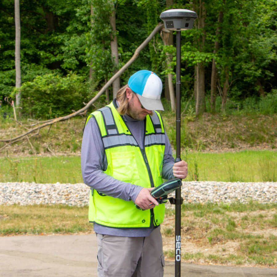 Topógrafo utilizando un receptor GNSS con solución RTK para obtener mediciones de alta precisión en tiempo real.